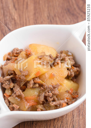 Boiled potatoes and minced meat Boiled potatoes and minced meat 85925238