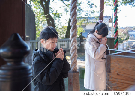 Elementary school children who visit the shrine for the first time 85925393