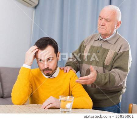 Father and son arguing 85926001