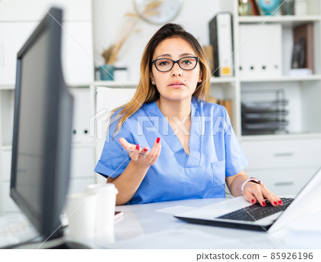 Female doctor working on laptop in office 85926196