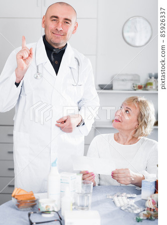 MAture woman and doctor MAture woman and doctor 85926337