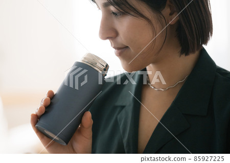 Women who use my bottles and women who drink drinks 85927225