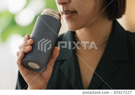 Women who use my bottles and women who drink drinks 85927227