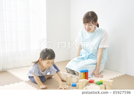 幼兒園老師和女孩 85927596