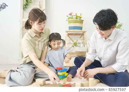 Parents and daughter playing with blocks Parents and daughter playing with blocks 85927597