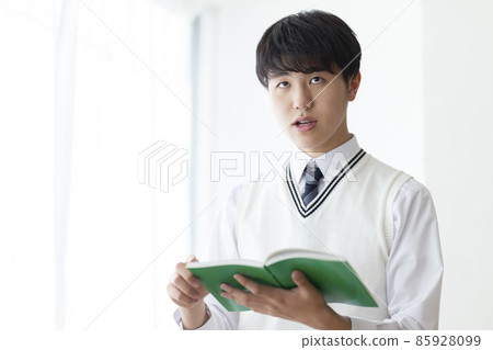 High school students reading textbooks 85928099