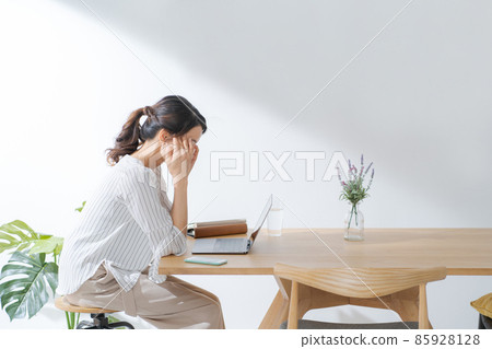 Loneliness, headache, upset female, 30s 85928128