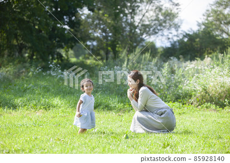 Parents and children playing in the field Parents and children playing in the field 85928140
