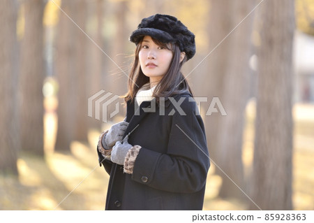 秋季公園銀杏樹背景下的時尚年輕女性肖像 秋季公園銀杏樹背景下的時尚年輕女性肖像 85928363