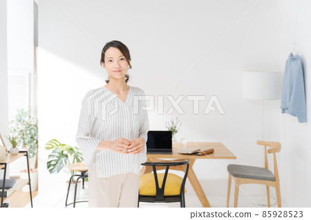 一位三十多歲的女性在家工作 一位三十多歲的女性在家工作 85928523