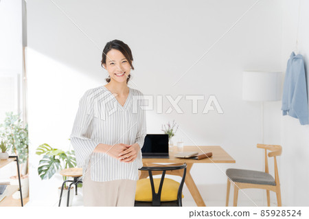 一位三十多歲的女性在家工作 一位三十多歲的女性在家工作 85928524