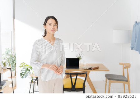 一位三十多歲的女性在家工作 一位三十多歲的女性在家工作 85928525