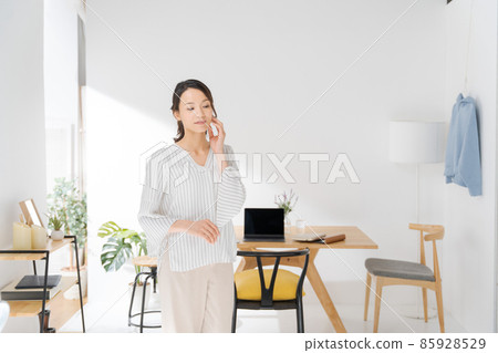 一位三十多歲的女性在家工作 一位三十多歲的女性在家工作 85928529