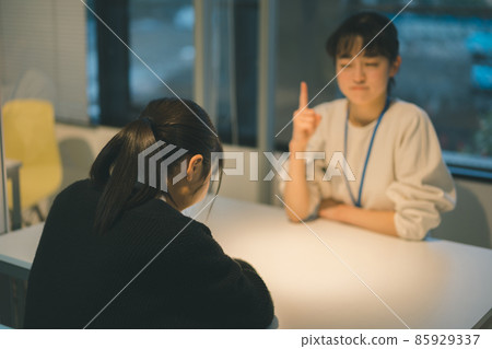 接受采訪的學生和老師 85929337