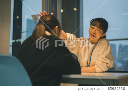 接受采訪的學生和老師 85929338