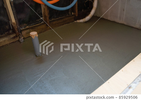 A state of pouring concrete on the floor and drying it in the bathroom remodeling 85929506