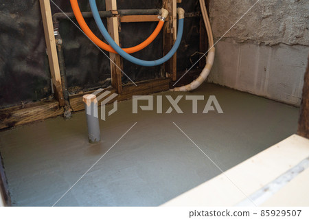A state of pouring concrete on the floor and drying it in the bathroom remodeling 85929507