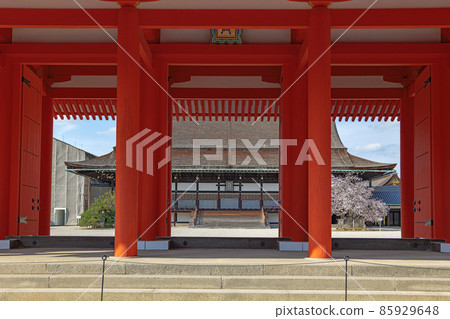 Kyoto Imperial Palace Jomeimon Gate and Shishinden Hall 85929648