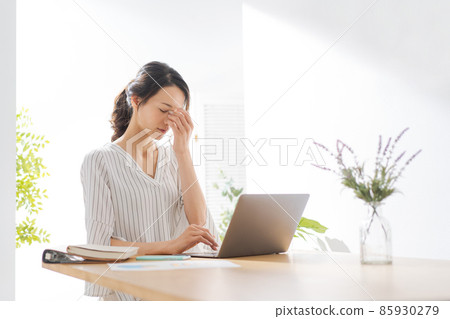 在家工作，20多歲的女性 85930279