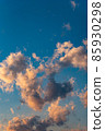 照亮天空和雲彩的太陽的美妙的光芒 85930298