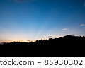 從山上窺視的神聖的太陽之光 85930302
