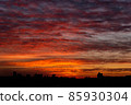 照亮天空和雲彩的太陽的美妙的光芒 85930304