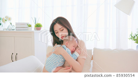 mother with her baby 85930554