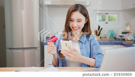 woman shopping online woman shopping online 85930909