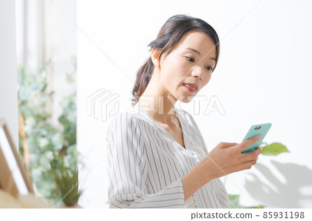 Telephone smartphone female in her 30s 85931198