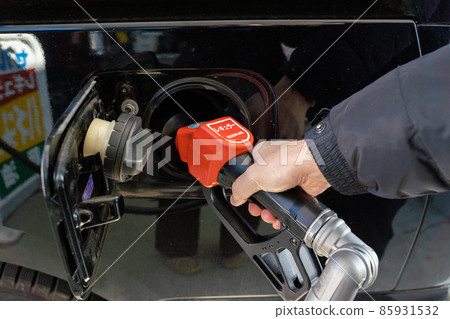 在加油站加油 85931532