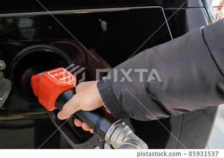 Refueling at a gas station 85931537