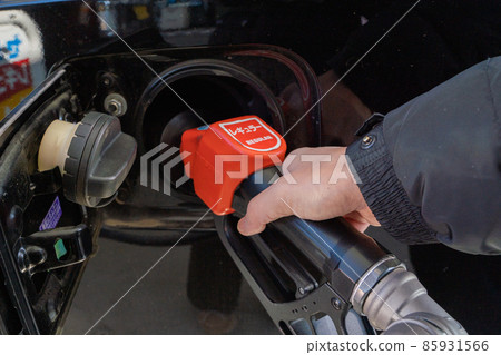 Refueling at a gas station 85931566