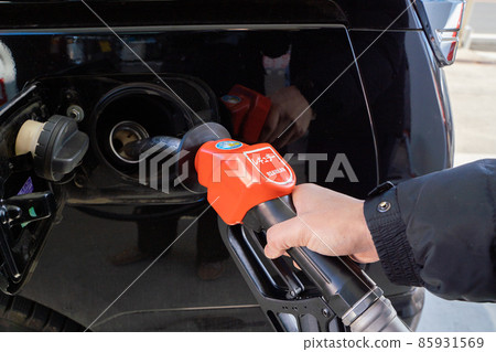 Refueling at a gas station 85931569