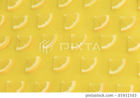 Lemon fan-shaped slices lined up on one side Lemon fan-shaped slices lined up on one side 85931583