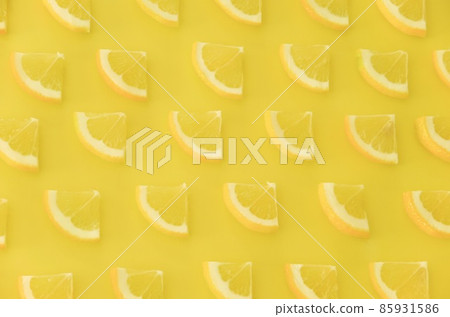 Lemon fan-shaped slices lined up on one side 85931586