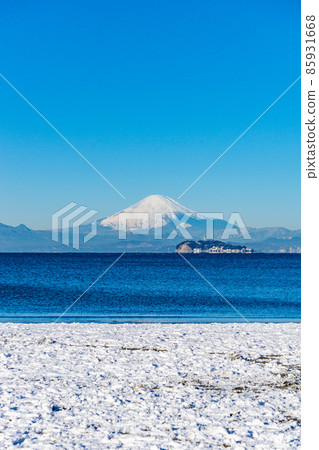 Mt. Fuji and Enoshima from Zushi Beach, Kanagawa Prefecture 85931668