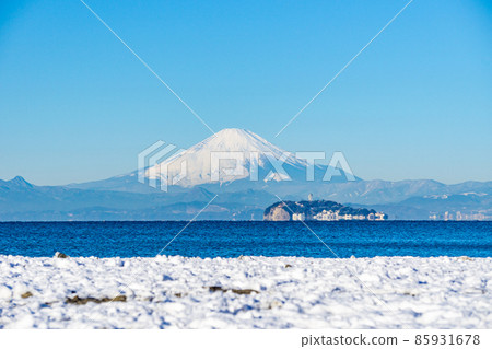 神奈川縣逗子海灘的富士山和江之島 85931678