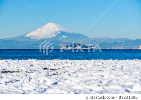 神奈川縣逗子海灘的富士山和江之島 神奈川縣逗子海灘的富士山和江之島 85931680