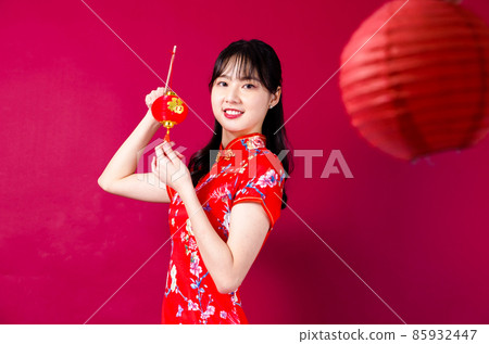 紅色背景中穿紅旗袍的漂亮女孩 紅色背景中穿紅旗袍的漂亮女孩 85932447