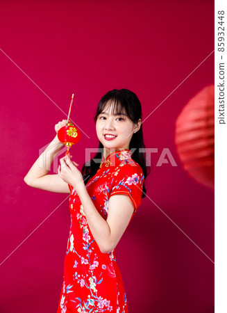 紅色背景中穿紅旗袍的漂亮女孩 紅色背景中穿紅旗袍的漂亮女孩 85932448