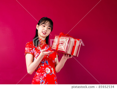 紅色背景中穿紅旗袍的漂亮女孩 85932534