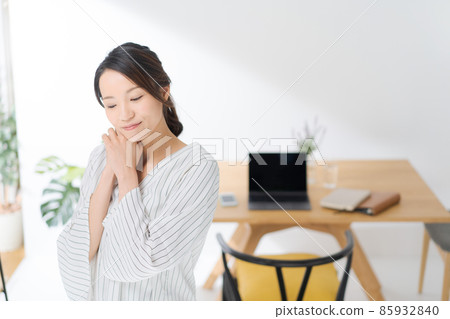 Coworking female 30s 85932840