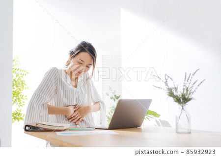 Female in poor physical condition, 20s Female in poor physical condition, 20s 85932923