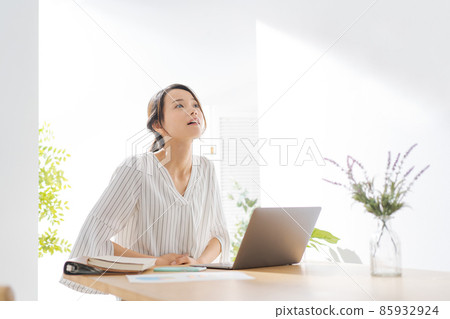 Female in poor physical condition, 20s Female in poor physical condition, 20s 85932924