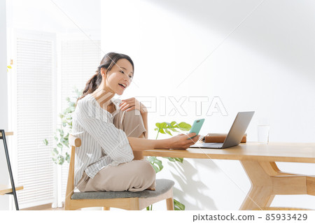 One smartphone woman at home 85933429