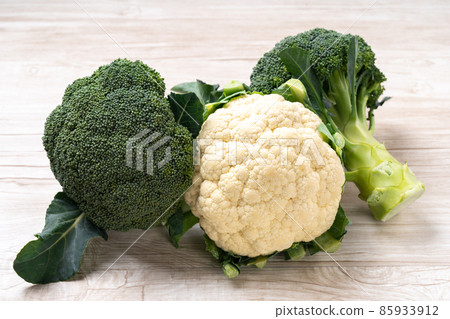 Broccoli and cauliflower 85933912