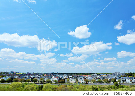 初夏的藍天和城市景觀 初夏的藍天和城市景觀 85934409