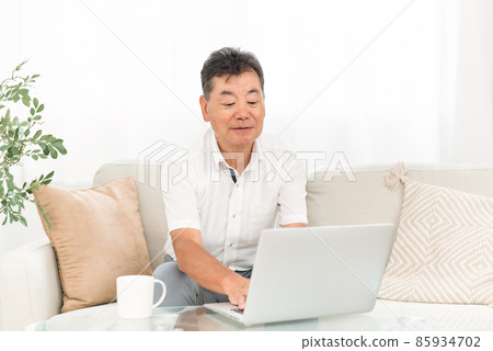 Elderly man using a computer (smile) Elderly man using a computer (smile) 85934702