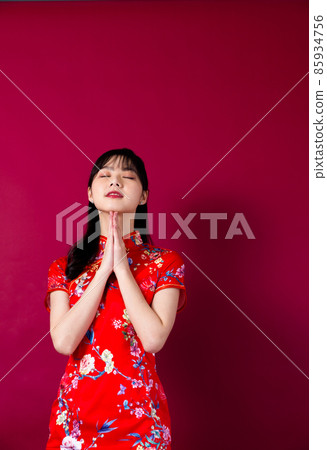 紅色背景中穿紅旗袍的漂亮女孩 紅色背景中穿紅旗袍的漂亮女孩 85934756