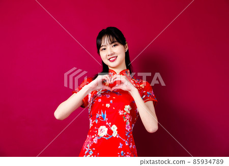 紅色背景中穿紅旗袍的漂亮女孩 85934789